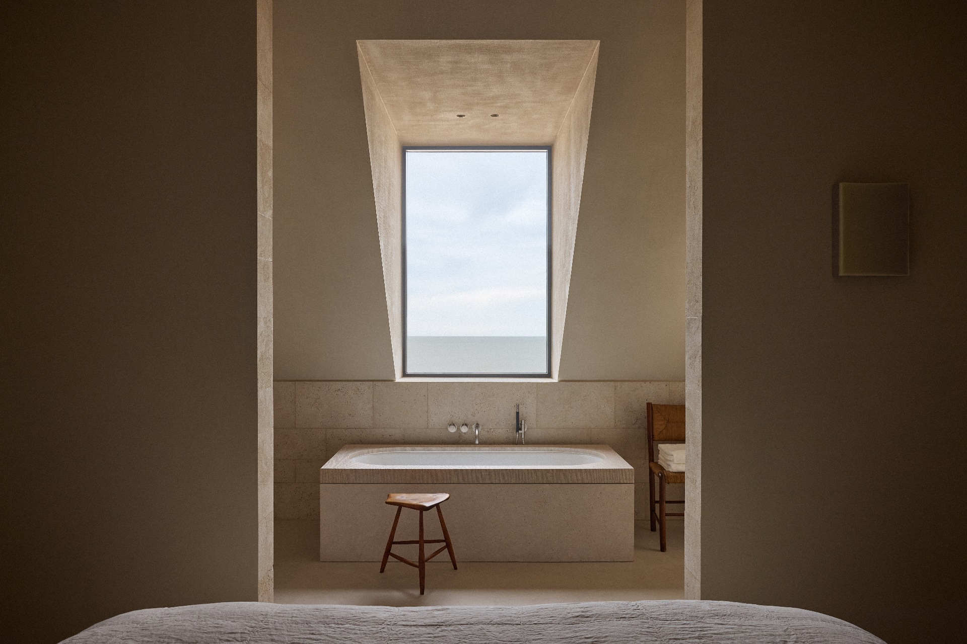 Badkamer met ligbad en zicht op zee